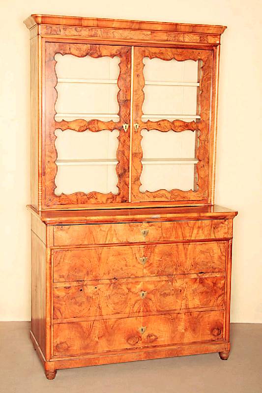Biedermeieraufsatzschrank, Südpfalz/Raum Landau/Neustadt, um 1835, Korpus Weichholz, Wurzelnußfurnier gespiegelt bzw. doppelt gespiegelt verlegt, ...