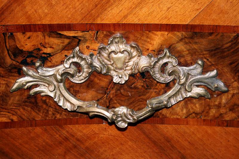 Detail a: Geschweifte Kommode, süddeutsch/Pfalz, um 1750, Korpus Weichholz, Wurzelnußfurnier gespiegelt bzw. doppelt gespiegelt verlegt, Bandintarsien in ...