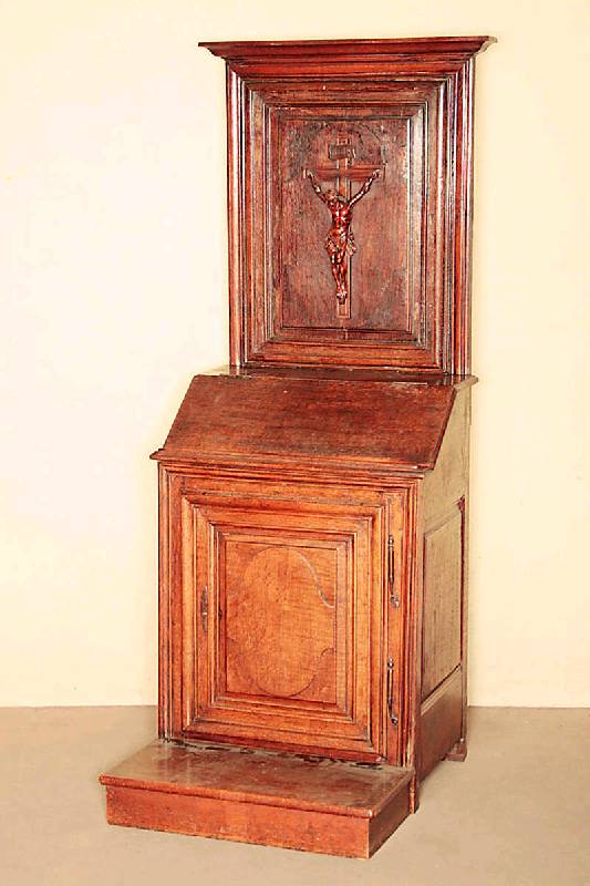 Sakristeischrank, Elsaß, um 1720/30, Eiche massiv, Front auf Rahmen gearbeitet, TÜr 4 -fach getreppt, Inlets doppelt getreppt, sparsame ...