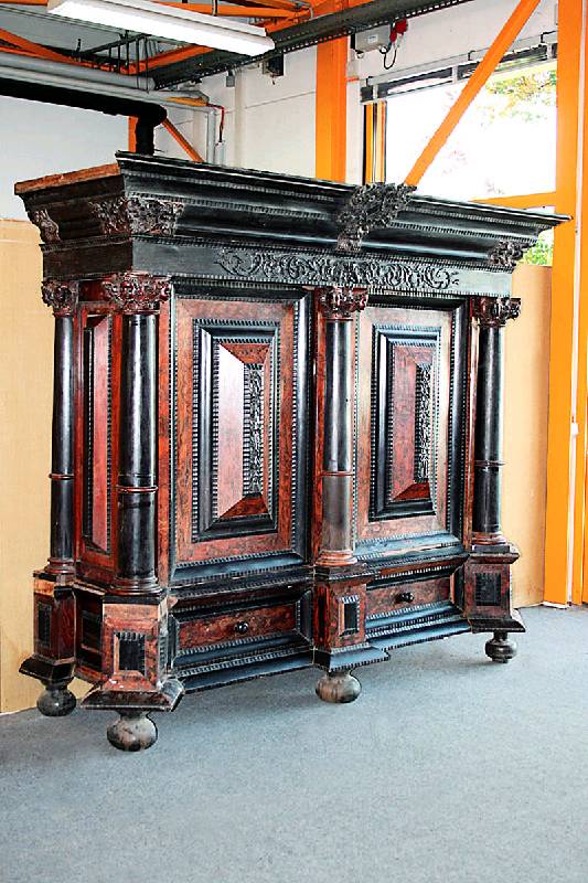 PrunkfrÜhbarockschrank, Niederlande/Nordrheinwestfalen, um 1640/60, Korpus Eiche massiv, sogeannter Kissenschrank, Seiten und Mittelteil mit ...