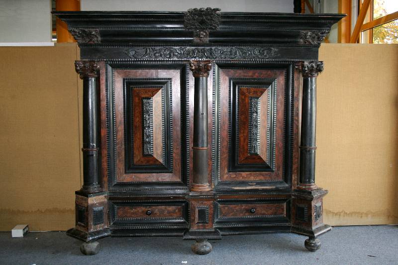 Detail a: PrunkfrÜhbarockschrank, Niederlande/Nordrheinwestfalen, um 1640/60, Korpus Eiche massiv, sogeannter Kissenschrank, Seiten und Mittelteil mit ...