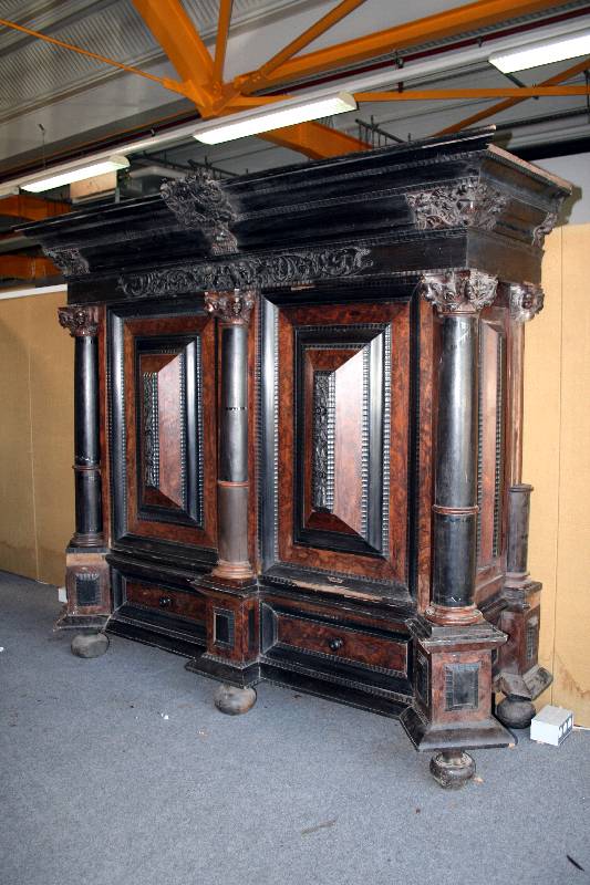 Detail b: PrunkfrÜhbarockschrank, Niederlande/Nordrheinwestfalen, um 1640/60, Korpus Eiche massiv, sogeannter Kissenschrank, Seiten und Mittelteil mit ...
