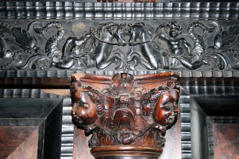 Detail c: PrunkfrÜhbarockschrank, Niederlande/Nordrheinwestfalen, um 1640/60, Korpus Eiche massiv, sogeannter Kissenschrank, Seiten und Mittelteil mit ...