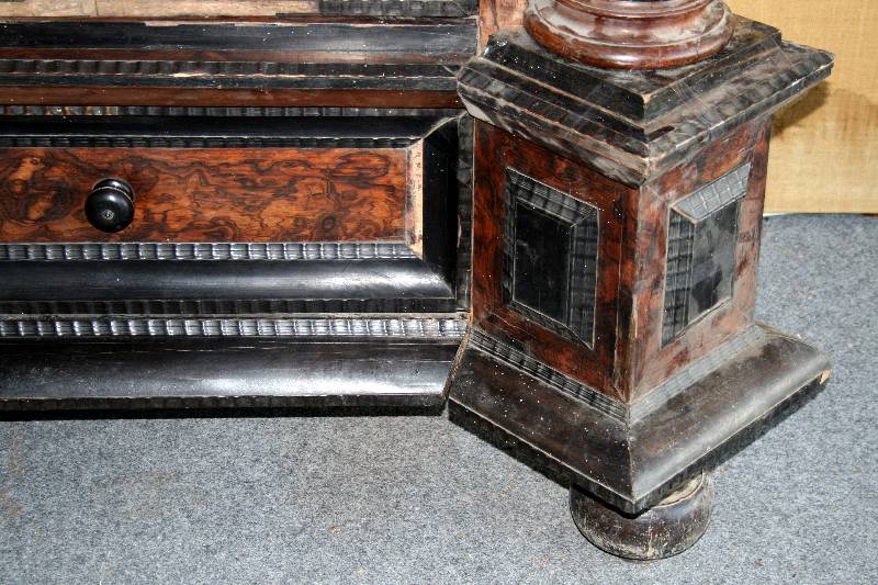Detail e: PrunkfrÜhbarockschrank, Niederlande/Nordrheinwestfalen, um 1640/60, Korpus Eiche massiv, sogeannter Kissenschrank, Seiten und Mittelteil mit ...