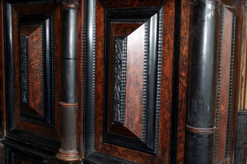 Detail f: PrunkfrÜhbarockschrank, Niederlande/Nordrheinwestfalen, um 1640/60, Korpus Eiche massiv, sogeannter Kissenschrank, Seiten und Mittelteil mit ...