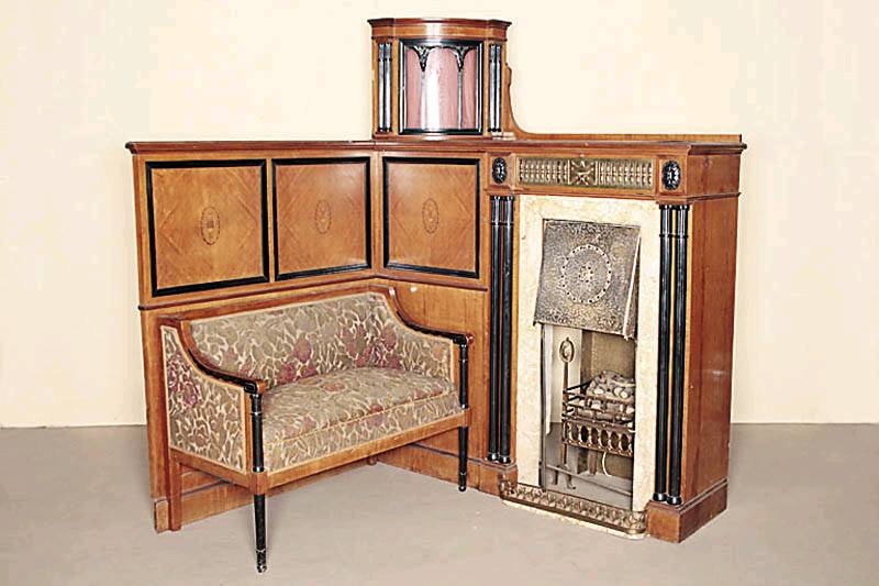 Ofeneckgestaltung, deutsch, um 1905/10, Jugendstil mit Empireanspielung in asymetrischer Anordnung, bestehend aus Ofenverkleidung, Vitrinenteil und ...