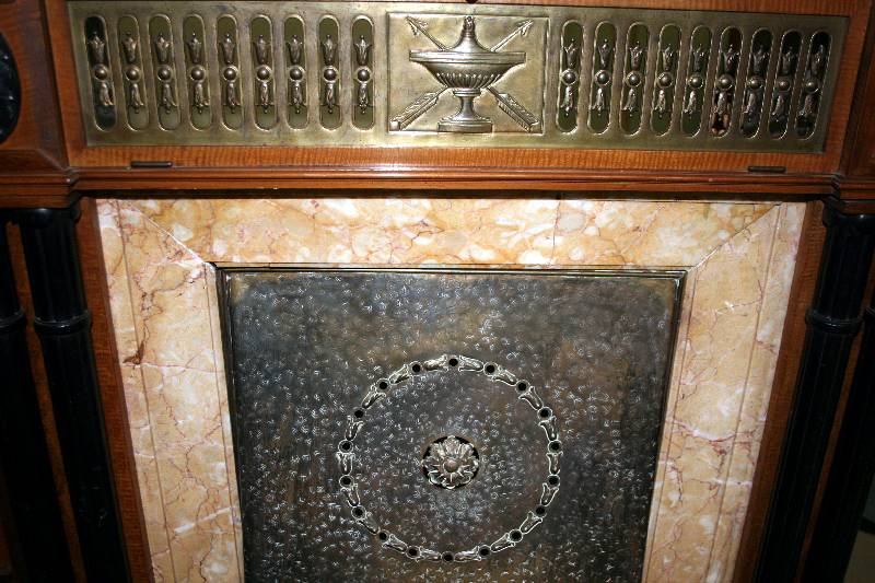 Detail a: Ofeneckgestaltung, deutsch, um 1905/10, Jugendstil mit Empireanspielung in asymetrischer Anordnung, bestehend aus Ofenverkleidung, Vitrinenteil und ...