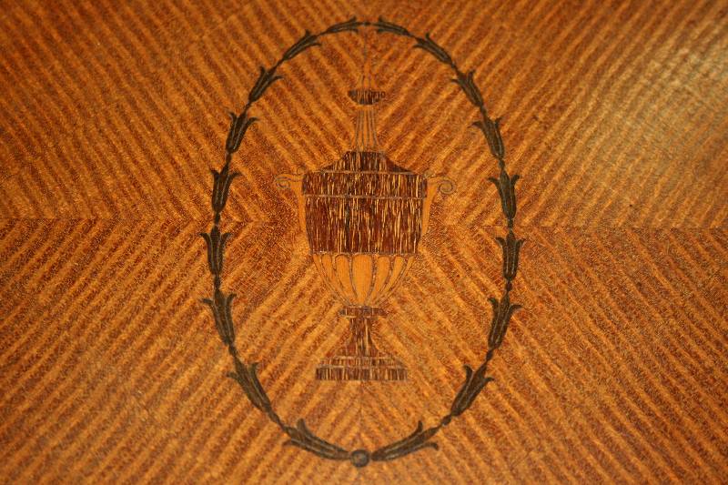 Detail c: Ofeneckgestaltung, deutsch, um 1905/10, Jugendstil mit Empireanspielung in asymetrischer Anordnung, bestehend aus Ofenverkleidung, Vitrinenteil und ...