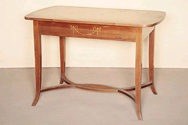 Salontisch, deutsch/wohl München, um 1902/08 , Jugendstil, Nußbaum massiv, Nußbaumfurnier, Beine verschränkt, elegante Linienführung, leicht ...
