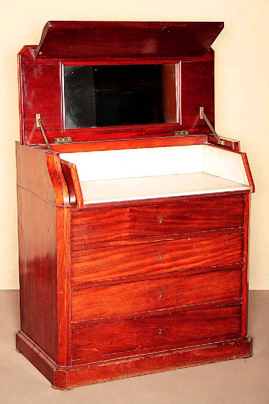 Waschkommode, sÜddeutsch, um 1850/60, Korpus Weichholz, Mahagonifurnier, drei Schubladen, in der Horizontalen gespiegelt verlegt, Oberteil ...