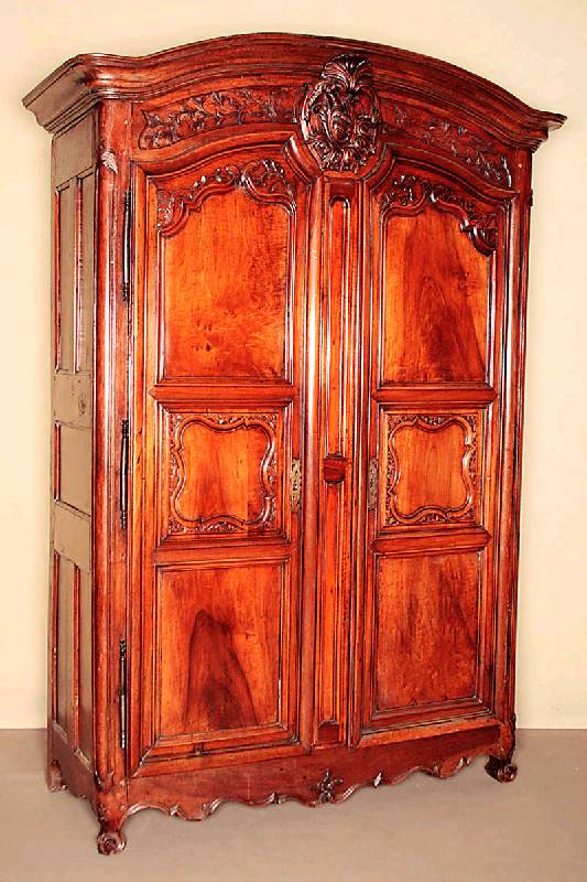 Sogenannter Burgunder Hochzeitsschrank, Frankreich, um 1750/60, Nußbaum massiv, komplett auf Rahmen gearbeitet, Inlets asymetrisch angeordnet, ...