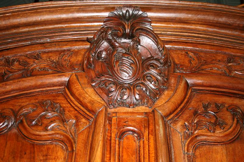 Detail a: Sogenannter Burgunder Hochzeitsschrank, Frankreich, um 1750/60, Nußbaum massiv, komplett auf Rahmen gearbeitet, Inlets asymetrisch angeordnet, ...