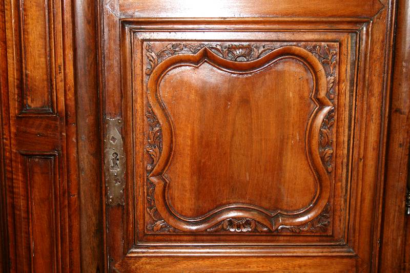 Detail b: Sogenannter Burgunder Hochzeitsschrank, Frankreich, um 1750/60, Nußbaum massiv, komplett auf Rahmen gearbeitet, Inlets asymetrisch angeordnet, ...