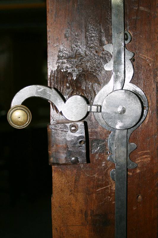 Detail c: Sogenannter Burgunder Hochzeitsschrank, Frankreich, um 1750/60, Nußbaum massiv, komplett auf Rahmen gearbeitet, Inlets asymetrisch angeordnet, ...