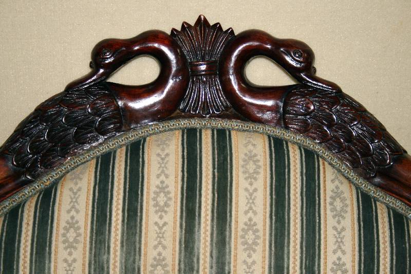 Detail a: Prunkarmlehnsessel, wohl Frankfurt, um 1825/35 , Gestell Nußbaum massiv, Schauseite komplett liniert, vielfach geschwungen, FÜße, Lehne und ...