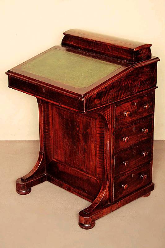 Davenport/Schreibtisch, England, um 1860, FrÜhviktorianisch, Nußbaum z.T. massiv, auf gedrÜckten KugelfÜßen, seitlich vier Schubladen, eine ...
