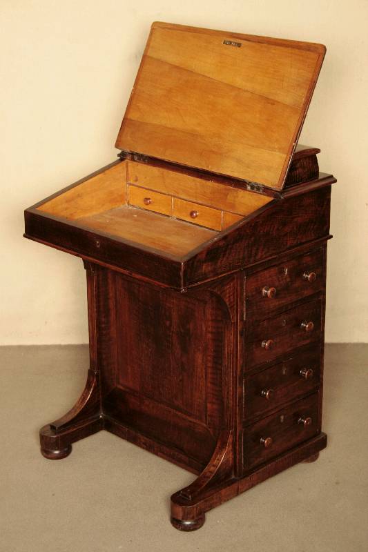 Detail a: Davenport/Schreibtisch, England, um 1860, FrÜhviktorianisch, Nußbaum z.T. massiv, auf gedrÜckten KugelfÜßen, seitlich vier Schubladen, eine ...