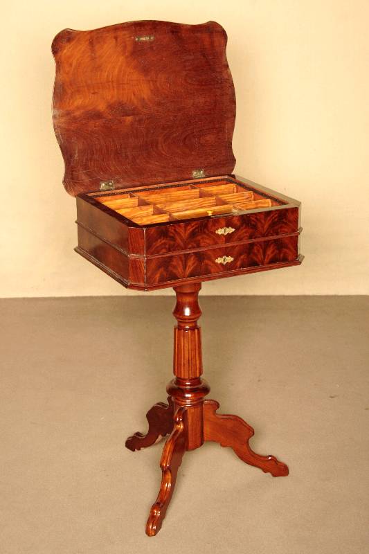 Detail a: NÄhtisch, deutsch, um 1860, Louis-Philippe, Mahagoni massiv, z.T. furniert, auf Weichholz, gedrechselte FÜße, dreifach ausladend, Platte leicht ...