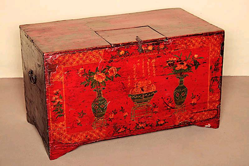 Truhe, Mongolei, um 1900, Weichholz, rot gefaßt, FÜße schrÄg laufend, Front mit BlÜten und Vasen bemalt, mittig Obstschale, seitlich original ...