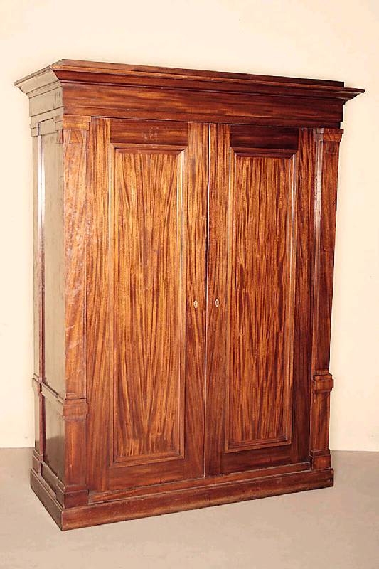 Schrank, deutsch, um 1900, Mahagoni massiv, z.T. furniert, gerader Korpus auf schwerer Fußleiste, original schlichte Front mit langgezogenen ...