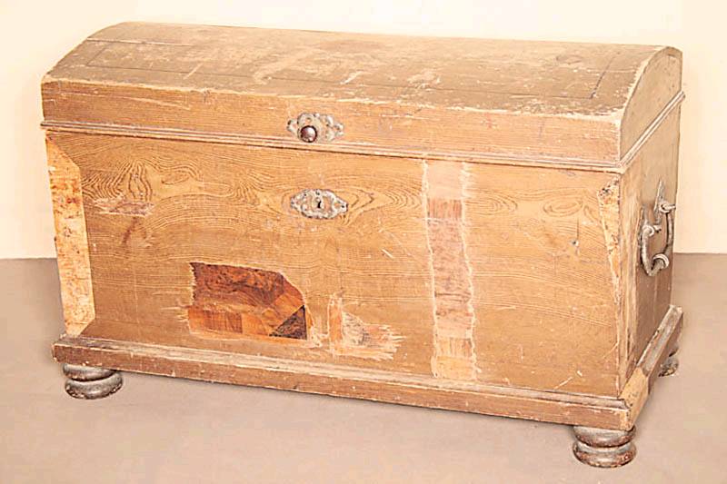 Buckel- bzw. Reisetruhe, sÜddeutsch, um 1770/1800, Korpus Weichholz, Wurzelnußfurnier gespiegelt verlegt, BeschlÄge und Schloß aus der Zeit, ...