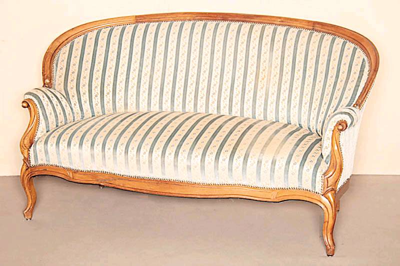 Couch, sÜddeutsch, um 1835/40, Louis -Philippe, Rahmen Nußbaum massiv, allseitig geschweift, einfach gerieft, HandlÄufe in Rocaillen ...