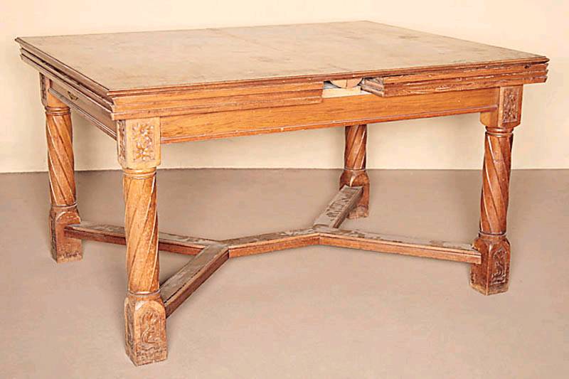 Ausziehtisch, deutsch, um 1895/1900, z.T. Nußbaum massiv, mit Anspielung auf Renaissancevorbild, SÄulen in sich leicht gedreht mit Rosetten- und ...