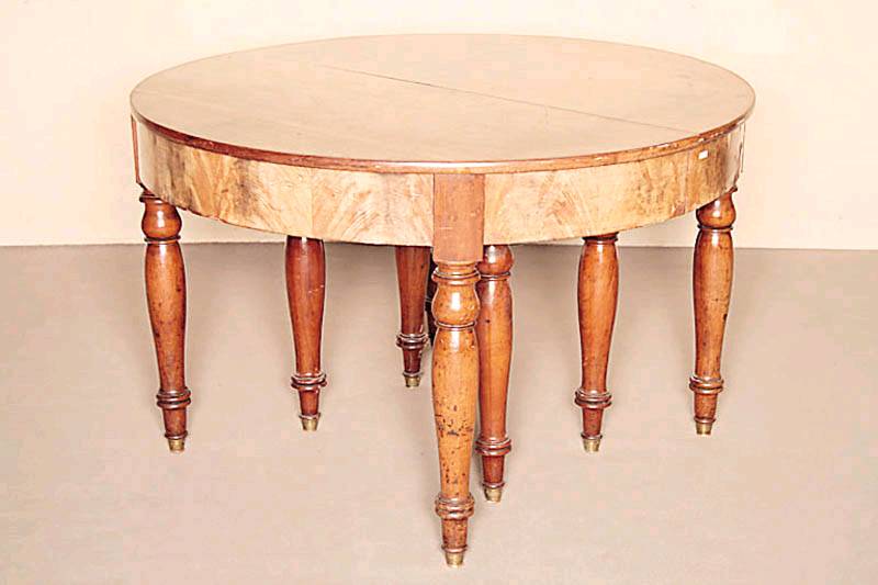 Ausziehtisch, sÜddeutsch, um 1790, Ausziehmechanismus um 1870/80 oder spÄter, Beine Nußbaum massiv, zeittypisch, Zarge Weichholz, ...