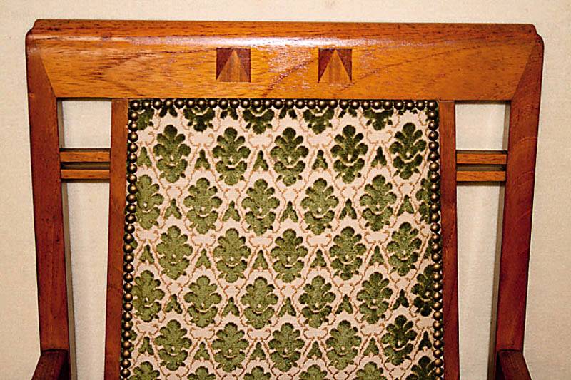 Detail b: Ausgefallenes SalonmÖbel, sÜddeutsch, um 1902/04, bestehend aus rundem Tisch, zwei StÜhlen und zwei ArmlehnstÜhlen, RÜster und Satinholz von ...