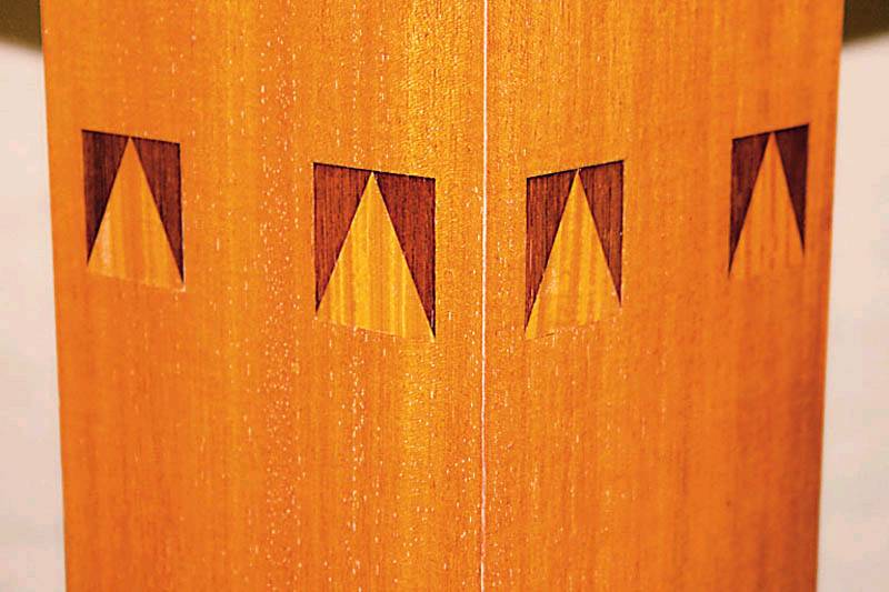 Detail c: Ausgefallenes SalonmÖbel, sÜddeutsch, um 1902/04, bestehend aus rundem Tisch, zwei StÜhlen und zwei ArmlehnstÜhlen, RÜster und Satinholz von ...