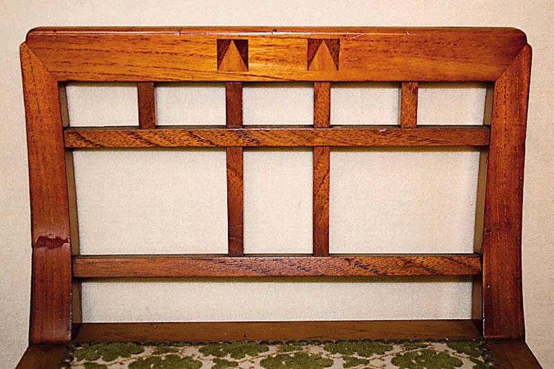 Detail a: Gondelstuhl, deutsch, um 1902/04, reiner Jugendstil in der Nachfolge der Wiener Sezession, RÜster und Satinholz, Seite leicht geschwungen und ...