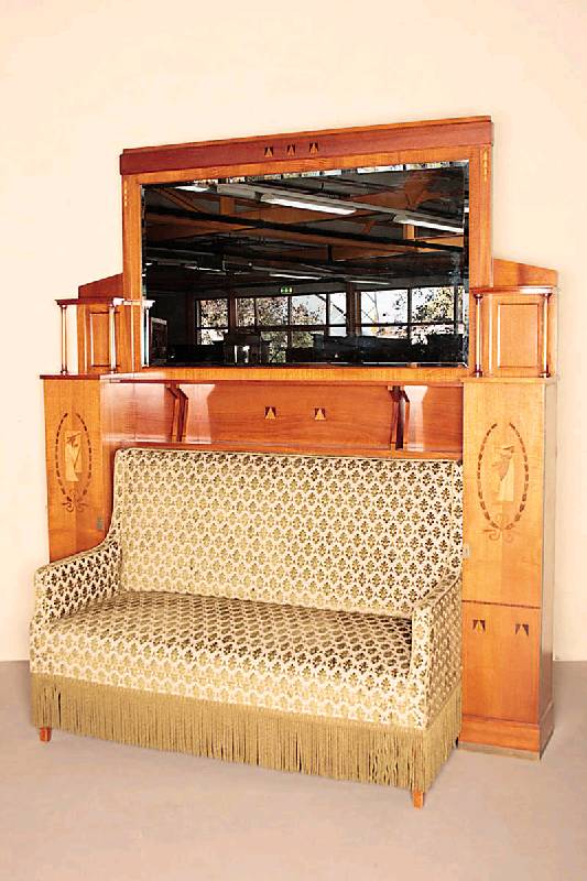 Sofa mit Um- und Überbau, sÜddeutsch, um 1902/04, Korpus Hartholz, Ahornfurnier gespiegelt verlegt, sparsame WÜrfelintarsien, durch Dreiecke ...