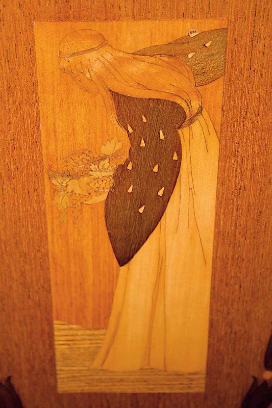 Detail c: Sofa mit Um- und Überbau, sÜddeutsch, um 1902/04, Korpus Hartholz, Ahornfurnier gespiegelt verlegt, sparsame WÜrfelintarsien, durch Dreiecke ...