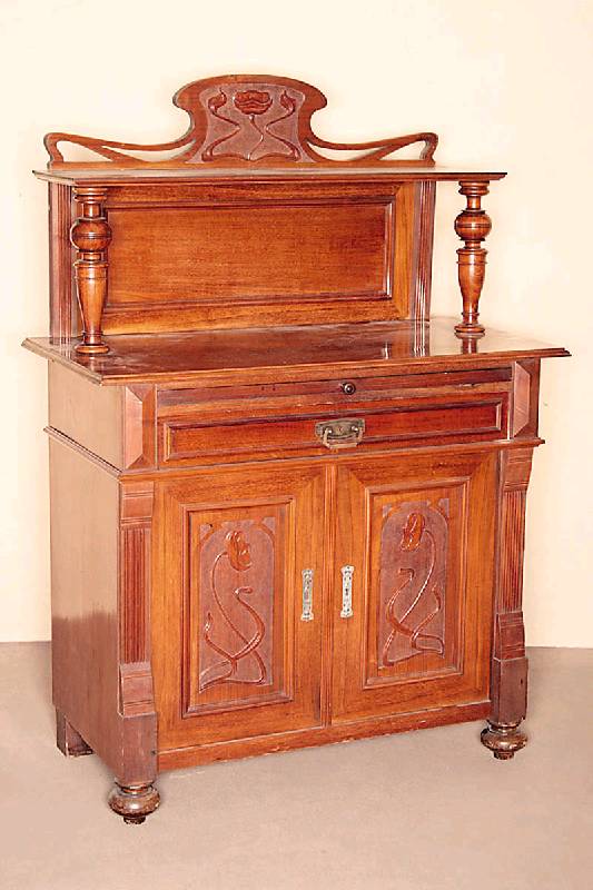 Kleine Anrichte, deutsch, um 1900, Jugendstil mit klassizistischen Elementen, Korpus Weichholz, Nußbaumfurnier auf Mahagoni gebeizt, ...