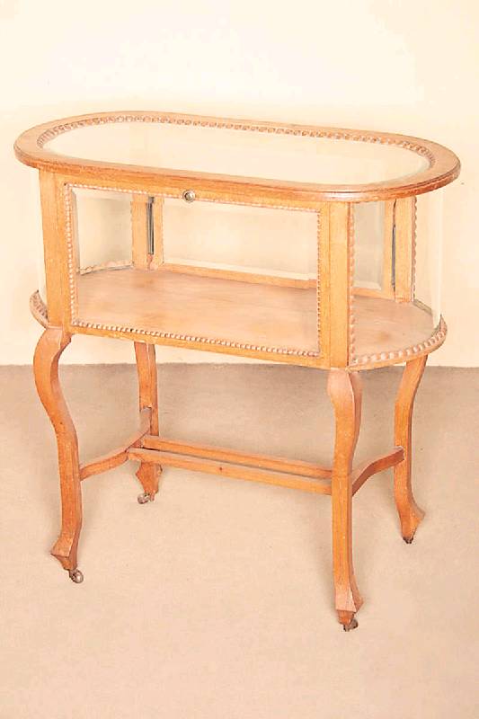 Teetisch, deutsch, um 1905/10, Eiche massiv, Barockstil mit leichtem Jugendstileinfluß, Perlleistenverzierung, GlÄser z.T. facettiert, sollte neu ...