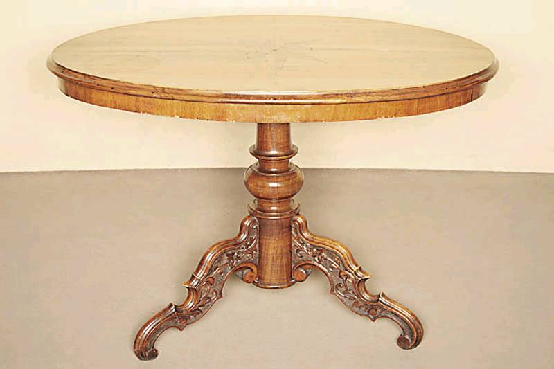 Salontisch, deutsch, um 1870/80, Säule mit drei 3-fachen Ausladungen, diese Nußbaum massiv, mit reicher Rocaillen- und Blattschnitzerei, Säule ...