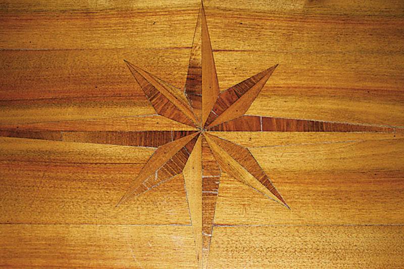 Detail a: Salontisch, deutsch, um 1870/80, Säule mit drei 3-fachen Ausladungen, diese Nußbaum massiv, mit reicher Rocaillen- und Blattschnitzerei, Säule ...