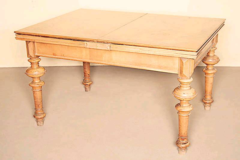 Ausziehtisch, deutsch, um 1880/90, GrÜnderzeit, komplett auf Rahmen gearbeitet, Nußbaum massiv und Weichholz, Nußbaumfurnier, z.T. gespiegelt ...