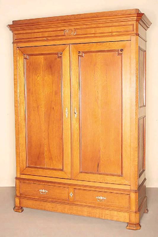 Kleiderschrank, Elsaß/Lothringen, um 1890/1900 , Korpus Eiche massiv, auf Rahmen gearbeitet , Ecken abgeplattet, Kopf 6-fach getreppt, aufgesetzte ...