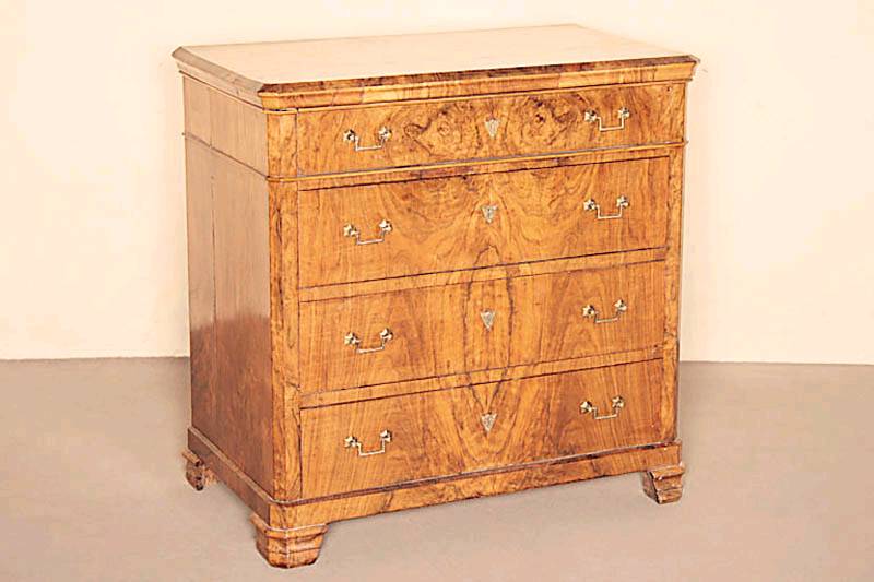 4-schÜbige Kommode, sÜddeutsch, um 1860, Korpus Weichholz, Wurzelnußfurnier gespiegelt bzw. doppelt gespiegelt verlegt, BeschlÄge sekundÄr, ...