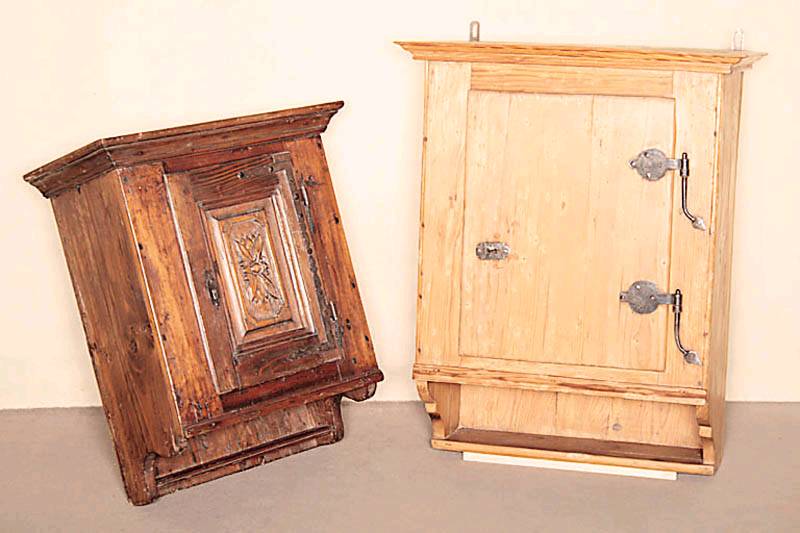 Detail a: HÄngeschrÄnkchen, sÜddeutsch, um 1770/1820, Front z.T. auf Rahmen gearbeitet, Rosettenschnitzerei aus dem Vollholz, original EisenbeschlÄge, ...