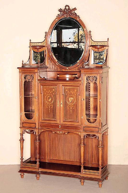 Salonvitrine, deutsch, um 1870/80, Korpus Weichholz/Hartholz, Nußbaumfurnier, komplett auf Rahmen gearbeitet, eklektizistischer Stil mit ...