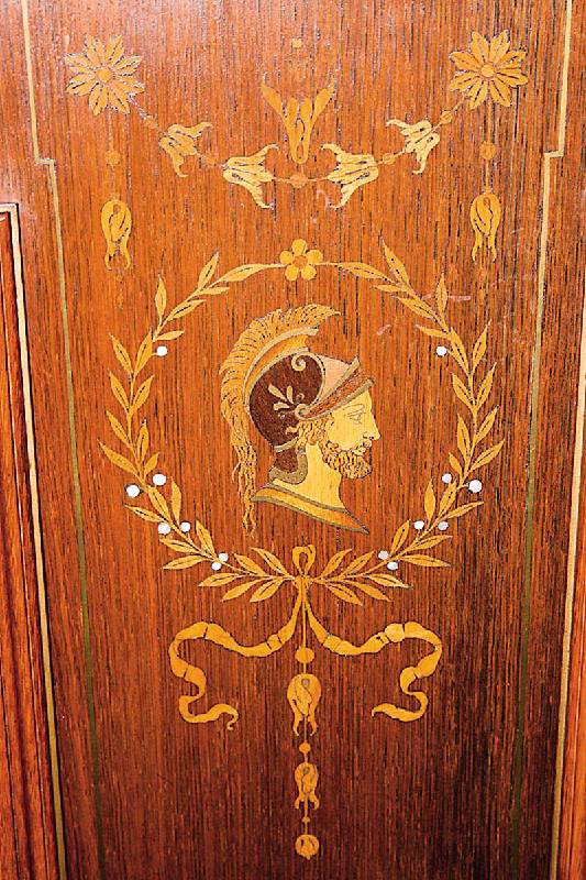 Detail a: Salonvitrine, deutsch, um 1870/80, Korpus Weichholz/Hartholz, Nußbaumfurnier, komplett auf Rahmen gearbeitet, eklektizistischer Stil mit ...
