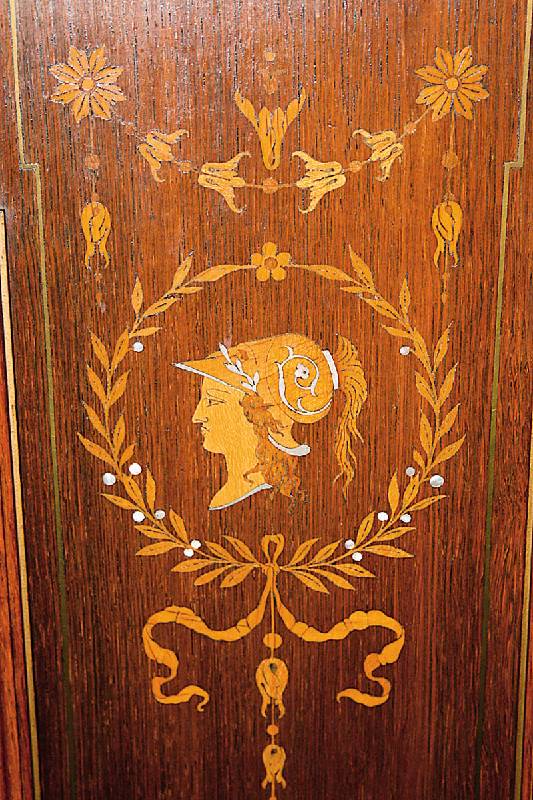 Detail b: Salonvitrine, deutsch, um 1870/80, Korpus Weichholz/Hartholz, Nußbaumfurnier, komplett auf Rahmen gearbeitet, eklektizistischer Stil mit ...