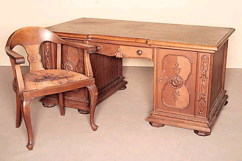 Herrenschreibtisch, deutsch, um 1910/15, Korpus zum grÖßten Teil Eiche massiv, Eiche- bzw. Eichewurzelfurnier gespiegelt bzw. doppelt gespiegelt ...