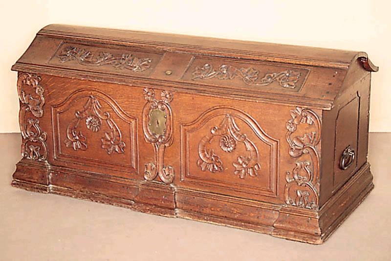 Buckeltruhe, mitteldeutsch, um 1730/40, Eiche massiv, Dach doppelt geschweift mit Abdeckplatte und Rillendekor, Schauseite mit Kartuschen, diese ...
