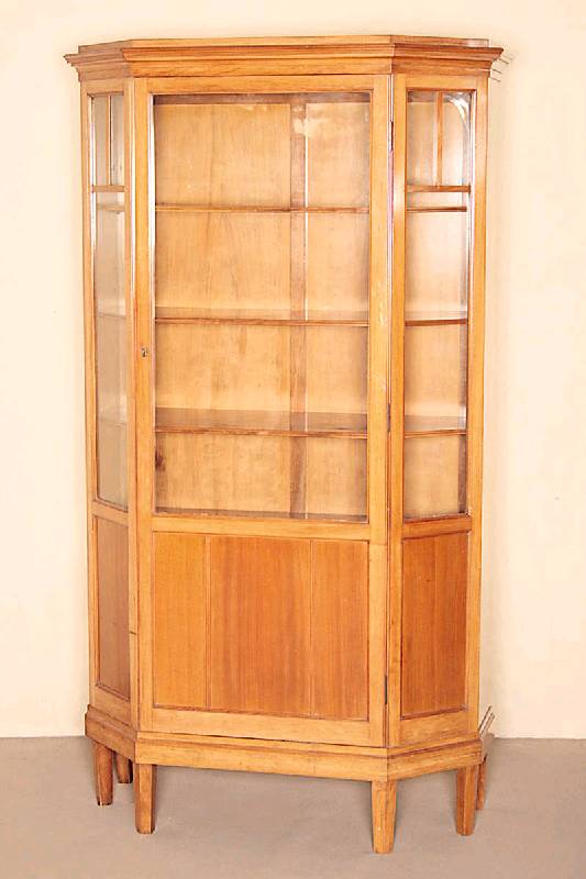 Jugendstilvitrine, deutsch, um 1902/06, z.T. Nußbaum massiv, Obstholzfurnier gespiegelt verlegt, drei EinlegebÖden, Kanten gerillt, Seiten ...