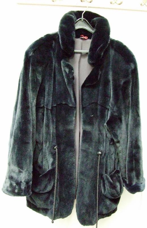 Longjacke aus geschorenem Nerz, dunkelblau, Gr. ca. 38/40, Label Pelzhaus Enssele, Stuttgart, kleiner Stehkragen, Taille mit Tunnelzug, 2 ...