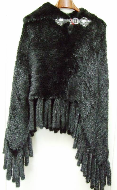 Gestricktes Nerzcape mit Schalkragen, Verschluß mit Lederriegel mit Straßbesatz, Label Pelzhaus Enssele Stuttgart, asym. ge- schniten, ...