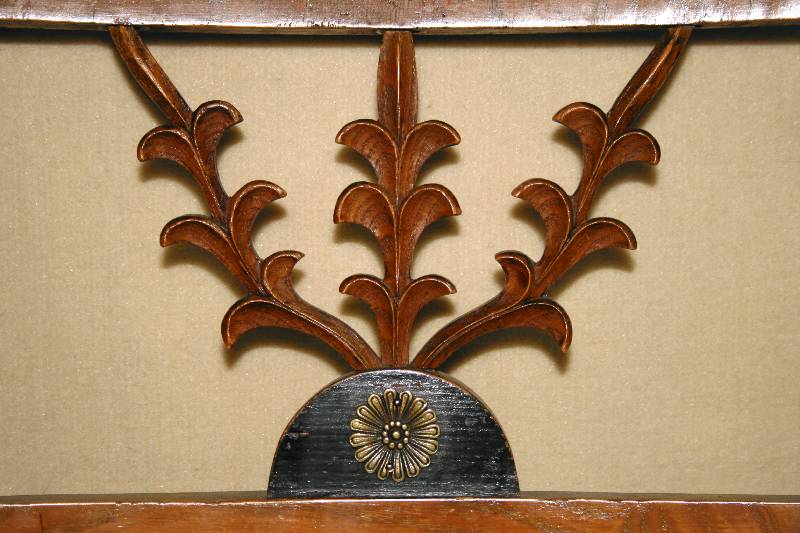 Detail a: Vier Stühle, süddeutsch/Schweiz, um 1820/30, Nußbaum massiv, Nußbaum- und Rüsterfurnier, von guter Qualität, um 1870 wohl sehr stark ...